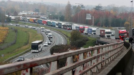 Circulation difficile sur l'A10 à hauteur du péage de Virsac, le 20 novembre.&nbsp; (COTTEREAU FABIEN / MAXPPP)