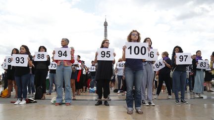 Des militantes du collectif #NousToutes, le 1er septembre 2019 au Trocadéro, à Paris. (ZAKARIA ABDELKAFI / AFP)