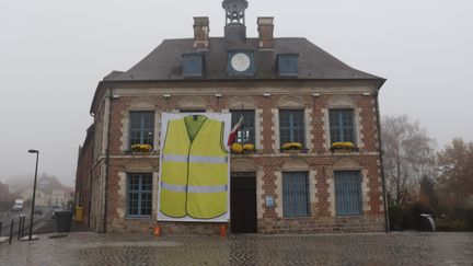 Un gilet jaune sur la façade de la mairie de&nbsp;Morbecque, dans le Nord (2700 habitants), le 16 novembre 2018&nbsp; (FRANÇOIS CORTADE / RADIO FRANCE)