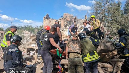 Des secouristes sur le site d'une frappe russe à Kryvyï Rih (Ukraine), le 12 juin 2024, sur une photo fournie par les services d'urgences ukrainiens. (UKRAINE EMERGENCY SERVICE / AFP)