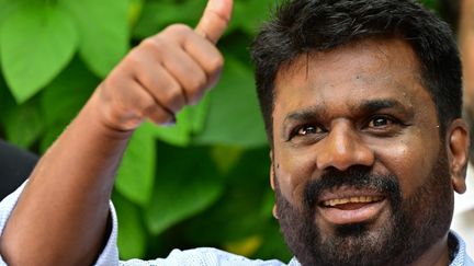 Anura Kumara Dissanayaka quitte un bureau de vote après avoir déposé son bulletin lors de l'élection présidentielle au Sri Lanka, à Colombo, le 21 septembre 2024. (ISHARA S. KODIKARA / AFP)