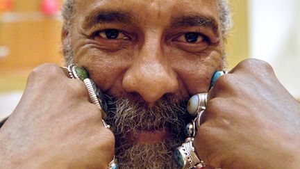 Le chanteur et guitariste am&eacute;ricain Richie Havens pose dans un h&ocirc;tel &agrave; Paris, le 12 mars 2008. (STEPHANE DE SAKUTIN / AFP)