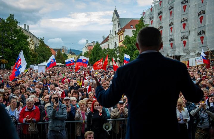 Robert Fico, à l'époque ancien Premier ministre, s'exprime devant la foule à Kosice (Slovaquie), à l'occasion d'une manifestation contre les mesures prises face à la pandémie de Covid-19, le 1er septembre 2021. (PETER LAZAR / AFP)