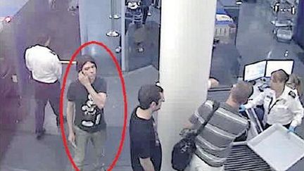 Luka Magnotta, meurtrier pr&eacute;sum&eacute; d'un &eacute;tudiant chinois, quitte l'a&eacute;roport de Montr&eacute;al (Canada), le 26 mai 2012. (INTERPOL)