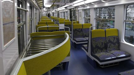 Intérieur du RER B, le 6 décembre 2010, à Paris. (Photo d'illustration) (FRANCOIS GUILLOT / AFP)