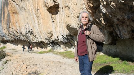 Jean-Michel Geneste, directeur de l'&eacute;quipe scientifique de la grotte Chauvet, au bord de la falaise, &agrave; mi-chemin du sentier qui m&egrave;ne &agrave; la cavit&eacute; de Vallon-Pont-d'Arc (Ard&egrave;che), le 18 mars 2015. (JEROMINE SANTO GAMMAIRE / FRANCETV INFO )