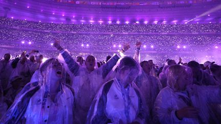 Une fois la flamme olympique éteinte, le Stade de France s'est transformé en gigantesque boîte de nuit, rythmée par les sets de quelques 25 DJs français, pour le plus grand bonheur des athlètes. (THIBAUD MORITZ / AFP)