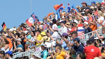 Les tribunes du stade nautique de Vaires-sur-Marne, garnies de touristes du monde entier pour les épreuves d'aviron. (BERTRAND GUAY / AFP)