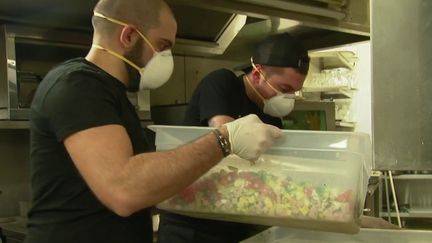 Pour soutenir les soignants, des chefs cuisiniers et artisans se sont regroupés dans un collectif, baptisé “Solidaire”, pour fournir des repas au personnel des hôpitaux. Ils récupèrent la marchandise de grands magasins, puis livrent dans toute l’Île-de-France. (France 2)