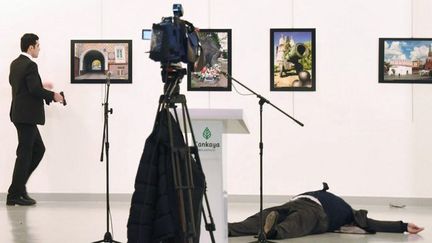 L'ambassadeur de Russie à Ankara abattu, le 19 décembre 2016 dans une exposition, par le policier turc Mevlüt Mert Altinkas, révolté par le sort de la ville d'Alep. (Yavuz Alatan/Sozcu daily/AFP)