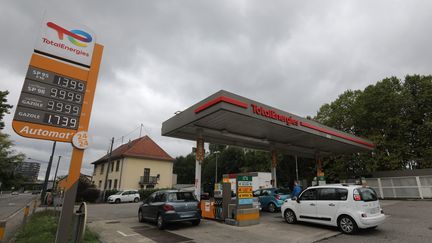 Une station TotalEnergies de Mulhouse (Haut-Rhin). Photo d'illustration. (VINCENT VOEGTLIN / MAXPPP)