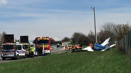 D'après des témoignages recueillis par les CRS, l'appareil, dont le pilote semble avoir perdu le contrôle, a heurté un portique de signalisation surplombant l'autoroute. (Laurent Cluzel / FRANCE 3)