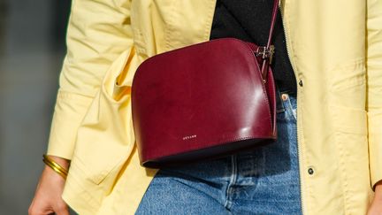 Une femme porte un sac de la marque Sézane, le 29 septembre 2021, à Paris. (EDWARD BERTHELOT / GETTY IMAGES EUROPE / AFP)