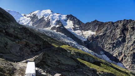 À partir de la dernière station du Nid d’Aigle, les alpinistes chevronnés peuvent rejoindre le refuge du Goûter situé à 3 815 mètres d’altitude, l’un des plus hauts d’Europe avant l’assaut final du sommet par la voie Royale. (GR?GORY YETCHMENIZA / MAXPPP)