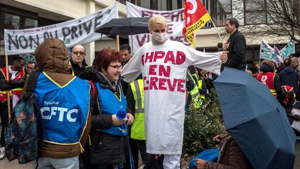 Manifestation des salariés des Ehpad privés et publics devant l'antenne du Val d'Oise de l'agence régionale de santé d'Ile-de-France, le 30 janvier 2018. (MAXPPP)