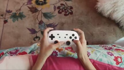 Capture d'écran de la vidéo promotionnelle de Google&nbsp;montrant la manette utilisée pour jouer sur la plateforme Stadia. (GOOGLE / FRANCEINFO)