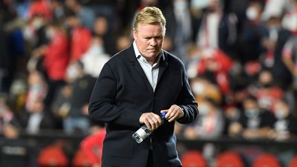 Ronald Koeman&nbsp;limogé par le&nbsp;FC Barcelone après sa défaite face au Rayo Vallecano à Madrid le 27 octobre 2021. (OSCAR DEL POZO / AFP)