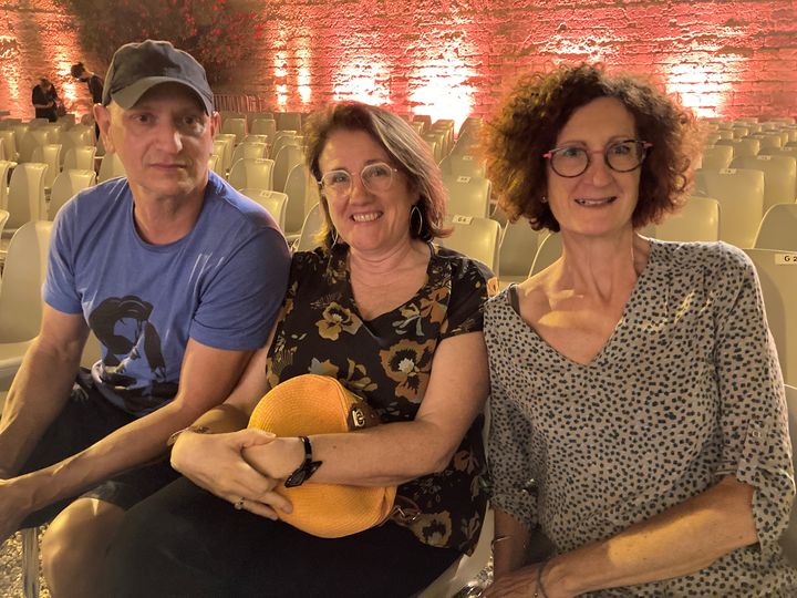 Jean&nbsp;Reynaud,&nbsp;Sylvie&nbsp;Morceau et&nbsp;Isabelle&nbsp;Dolladille, spectateurs du concert Magic Mozart, Insula Orchestra, Nuits musicales d'Uzès, le 21 juillet 2021 (Laurence Houot / FRANCEINFO CULTURE)