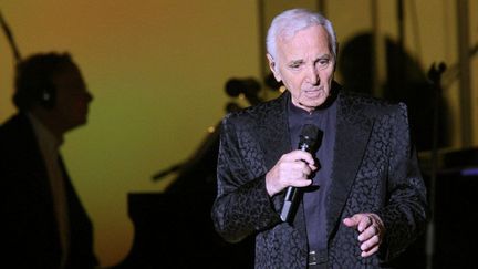 Charles Aznavour sur scène à Los Angeles en 2014 en septembre 2014
 (DAVID MCNEW / AFP)