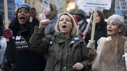 Des manifestantes défilent en soutien aux soignants en grève, le 20 décembre 2022 à Londres (Royaume-Uni). (RAAYID NECATI ASLIM / ANADOLU AGENCY / AFP)