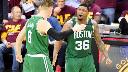 La joie de Jonas Jerebko et Marcus Smart, les joueurs de Boston (JAMIE SABAU / GETTY IMAGES NORTH AMERICA)