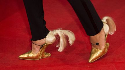 Les pieds du styliste allemand&nbsp;Jorge Gonzales avant la projection du film Cendrillon au Festival du film de Berlin (Allemagne), le 13 f&eacute;vrier 2015. (ODD ANDERSEN / AFP)