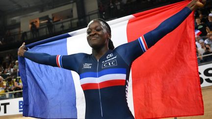 La Française Marie-Divine Kouamé après son sacre mondial sur le 500 m, à Saint-Quentin-en-Yvelines, le 15 octobre 2022. (ANNE-CHRISTINE POUJOULAT / AFP)