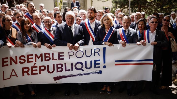 Manifestation en soutien au maire de l’Haÿ-les-Roses, Vincent Jeanbrun (Les Républicains) le 3 juillet 2023, dont le domicile a été la cible d’une attaque. (YOAN VALAT / EPA)