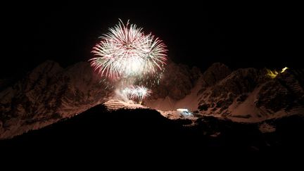 Des feux d'artifice tirés pour le Nouvel An devant la chaîne des Alpes près d'Innsbruck, en Autriche, le 1er janvier 2023. (CHRISTOF STACHE / AFP)