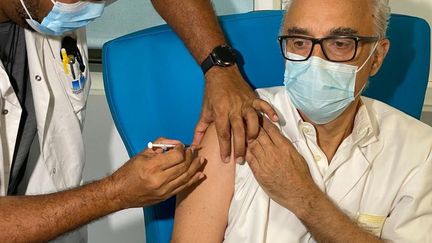 Le Dr Bruno Jarrige, directeur médical de la crise Covid en Guadeloupe, se fait vacciner le 9 janvier 2021. (Eddy Golabkan EDDY GOLABKAN / GUADELOUPE LA 1ERE)