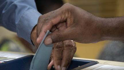 Le second tour des élections législatives à Pointe-à-Pitre (Guadeloupe), le 17 jun 2017. (HELENE VALENZUELA / AFP)