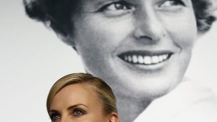 Derrière la belle sud-africaine, l'inoubliable Ingrid Bergman dont le visage éclaire l'affiche 2015 du festival
 (VALERY HACHE / AFP)