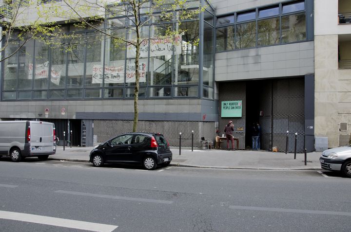 Le lycée Jean-Jaurés, côté avenue Simon Bolivar, le 26 avril à Paris. (THOMAS BAIETTO / FRANCETV INFO)