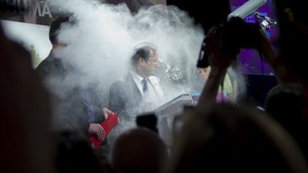 Incident pendant la campagne : jet de farine sur François Hollande (1er février 2012) (AFP)