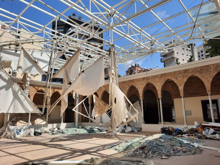 Dans l'école des trois docteurs, la plus vieille de Beyrouth, une verrière en ruine est sécurisée par l'armée française et l'armée libanaise.&nbsp; (Aurélien Colly / RADIOFRANCE)