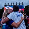 Depuis le Club France, des spectateurs exultent après le sacre de l'équipe de France lors de la finale olympique du judo par équipes, le 3 août 2024, à Paris. (ANDREA SAVORANI NERI / AFP)