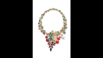 Le collier Milly-la-Forêt, en or jaune, diamants, émeraudes, rubis, améthystes, chrysoprase, onyx, jade, perles de culture et corail, est un condensé du potager où Christian Dior aimait se ressourcer le week-end.
 (Thomas Hugues.)