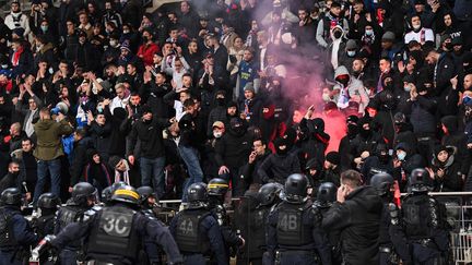 Les forces de l'ordre sont intervenues lors de la rencontre opposant le Paris FC à l'Olympique Lyonnais en 32e de finale de la Coupe de France, le 17 décembre 2021. (BERTRAND GUAY / AFP)