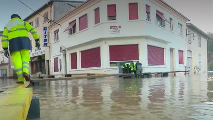 Quatre départements sont toujours en vigilance orange "crues et inondations", mercredi 30 décembre, après le passage de la tempête Bella. Les dégâts sont importants et les routes sont impraticables. (FRANCE 2)