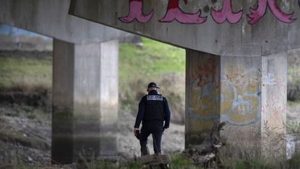 Un policier lors des recherches pour retrouver le corps de la jeune femme. (FRED TANNEAU / AFP)