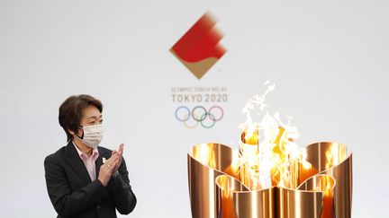 La présidente du Comité d'organisation de Tokyo 2020, Seiko Hashimoto, applaudit à côté de la vasque de célébration lors du premier jour du relais de la flamme olympique à Naraha, dans la préfecture de Fukushima, le 25 mars 2021.&nbsp; (KIM KYUNG-HOON / AP / SIPA)