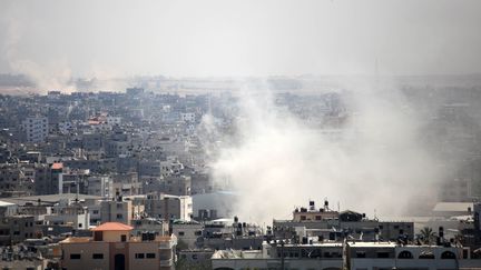 De la fum&eacute;e s'&eacute;l&egrave;ve de b&acirc;timents dans la bande de Gaza, jeudi 24 juillet 2014.&nbsp; (MAJDI FATHI / NURPHOTO / AFP)