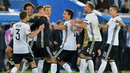 Les Allemands célèbrent leur qualificaton en quarts de finale, samedi 2 juillet 2016 à Bordeaux (Gironde), après la séance de tirs aux buts contre l'Italie. (NICOLAS TUCAT / AFP)