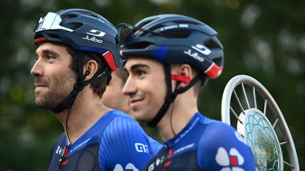 Le jeune Lenny Martinez au côté de Thibaut Pinot lors de sa dernière course, au Tour de Lombardie, le 7 octobre 2023. (MARCO BERTORELLO / AFP)