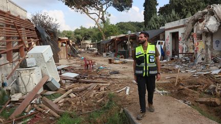 Un secouriste israélien traverse le kibboutz de Kfar Aza, l'un des lieux du massacre du 7 octobre, le 14 novembre 2023. (GIL COHEN-MAGEN / AFP)