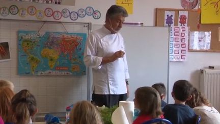 Dans une école en Haute-Loire, c’est le chef étoilé Régis Marcon qui est aux commandes de la cantine scolaire tous les midis. (France 3)