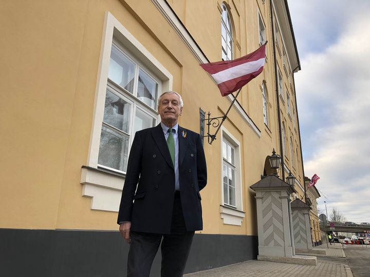 Le général de brigade Janis Kazocins, conseiller à la sécurité nationale, devant le château présidentiel à Riga (Lettonie), le 7 mars 2022. (RAPHAEL GODET / FRANCEINFO)