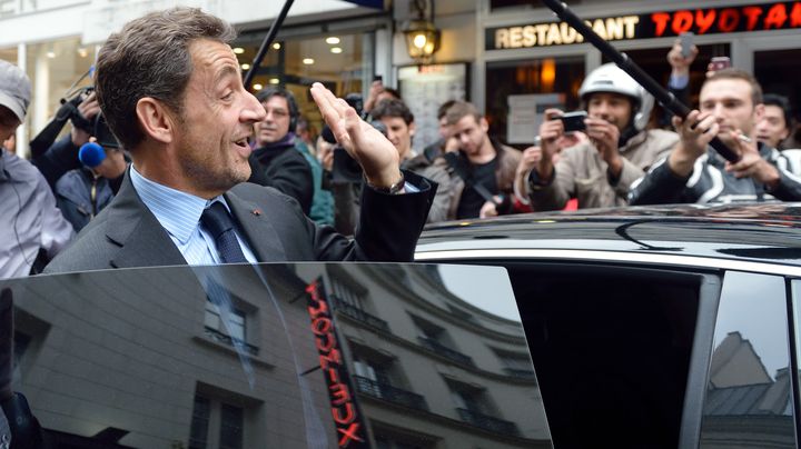 Nicolas Sarkozy &agrave; la sortie d'un d&eacute;jeuner avec Fran&ccedil;ois Fillon dans un restaurant parisien, le 24 octobre 2012. (ERIC FEFERBERG / AFP)