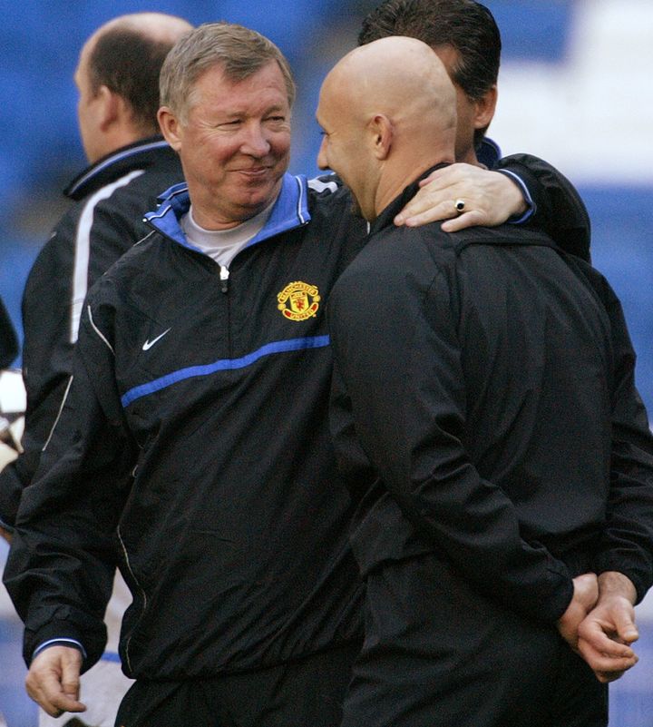 L'entraîneur de Manchester United, Alex Ferguson, enlace son gardien Fabien Barthez, à la veille d'un match contre le Real Madrid,&nbsp;au stade&nbsp;Santiago-Bernabeu (Espagne), le 7 avril 2003. (IAN HODGSON / REUTERS)