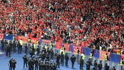 Un cordon de policiers mis en place devant des supporters de Liverpool après la finale de la Ligue des champions, au Stade de France, le 28 mai 2022. (THOMAS COEX / AFP)